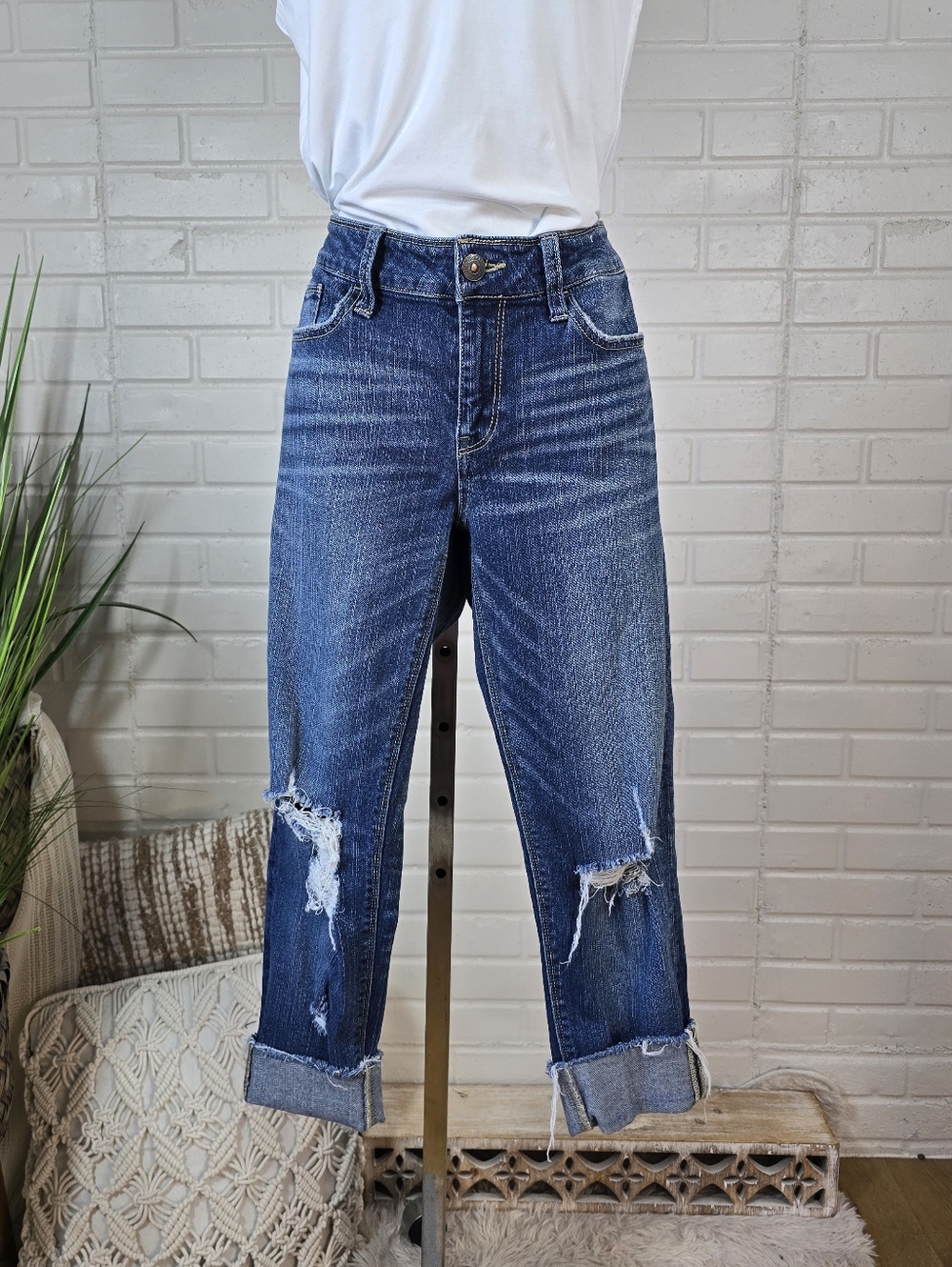 Daytrip Mid Rise Distressed Rolled Cuff Denim Capris Size 29R Medium Wash
